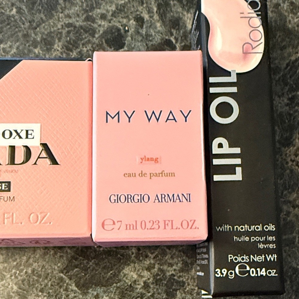 Prada Paradoxe Intense Lip Oil & Pink Packaging Set - Picture 3 of 4